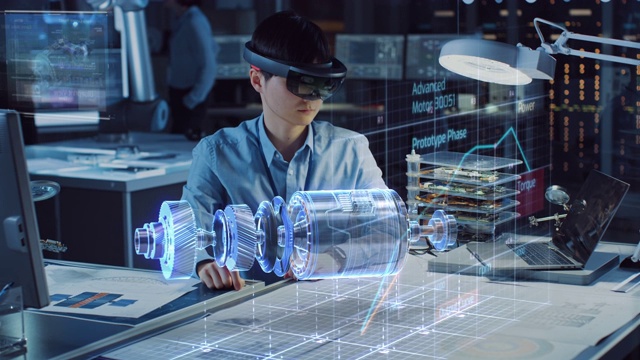 穿戴AR耳機的工業工廠總工程師在全息智能藍圖上設計了一個電機原型。未來虛擬設計的混合技術應用。視頻