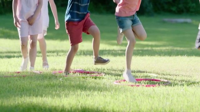 快乐儿童在草坪上玩耍视频下载
