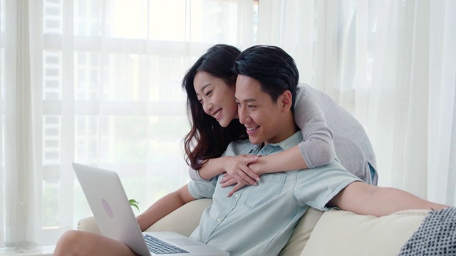 快樂年輕情侶在客廳視頻素材