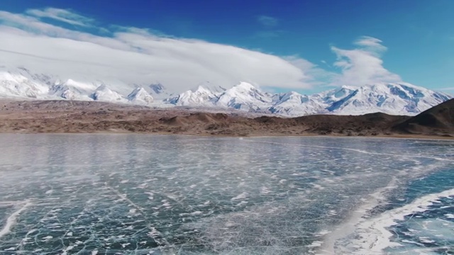 航拍中國新疆帕米爾高原被冰封的喀拉庫勒湖視頻素材