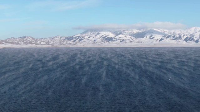 航拍中國新疆冬季的賽里木湖視頻素材