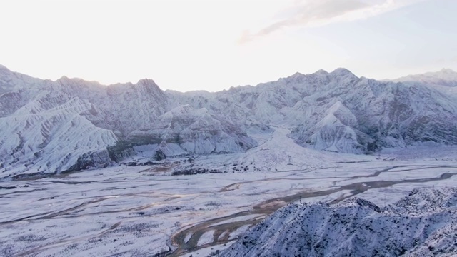 航拍中國新疆帕米爾高原雪山的清晨視頻素材