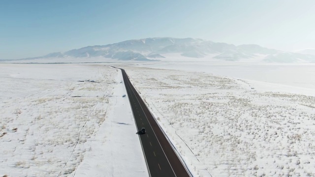 航拍中國新疆被雪覆蓋的草原與山視頻素材