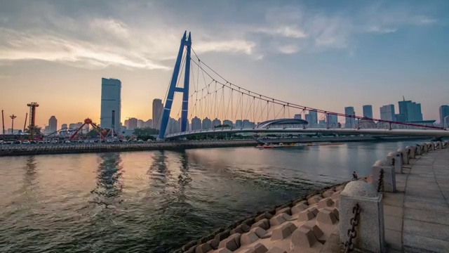 中国辽宁大连星海广场出海游挑月桥视频下载