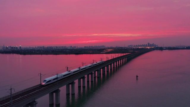 日落时分阳澄湖上的铁路桥视频购买