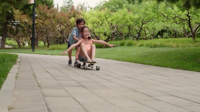 儿童在公园里玩滑板视频购买
