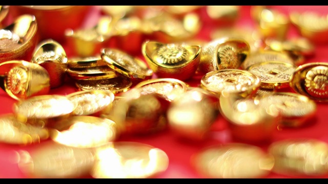 中国新年财源广进金光闪闪的金元宝及金币视频素材
