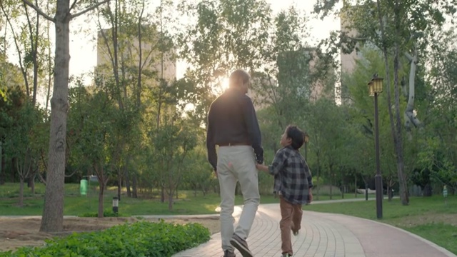 快乐的祖孙俩在公园一起散步视频下载