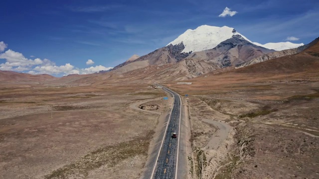 越野车在西藏蜿蜒的公路上驰骋视频下载