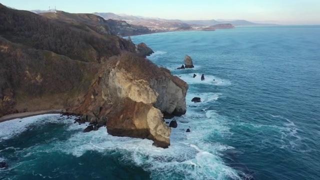 日本北海道室兰地球岬壮丽的悬崖海岸线自然景观航拍视频购买