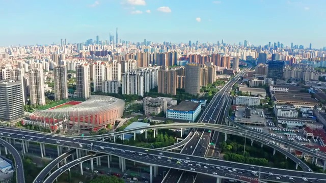 航拍視角下的上海中環共和新路立交橋陸家嘴4K高清視頻視頻素材
