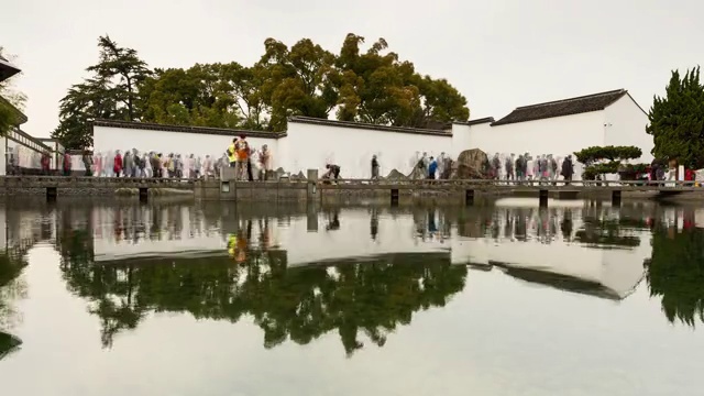 苏州博物馆池塘建筑人群外景镜面倒影延时视频素材