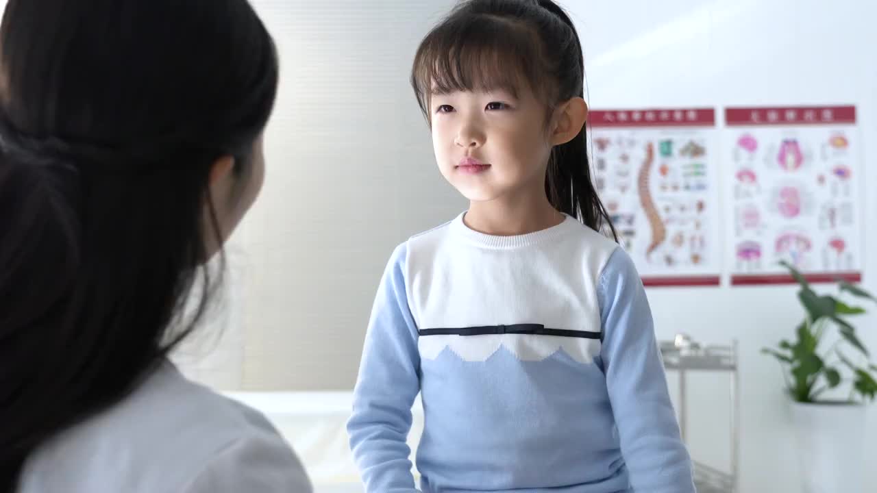 年轻女医生给小女孩检查身体—高清视频下载、购买_视觉中国视频素材中心 