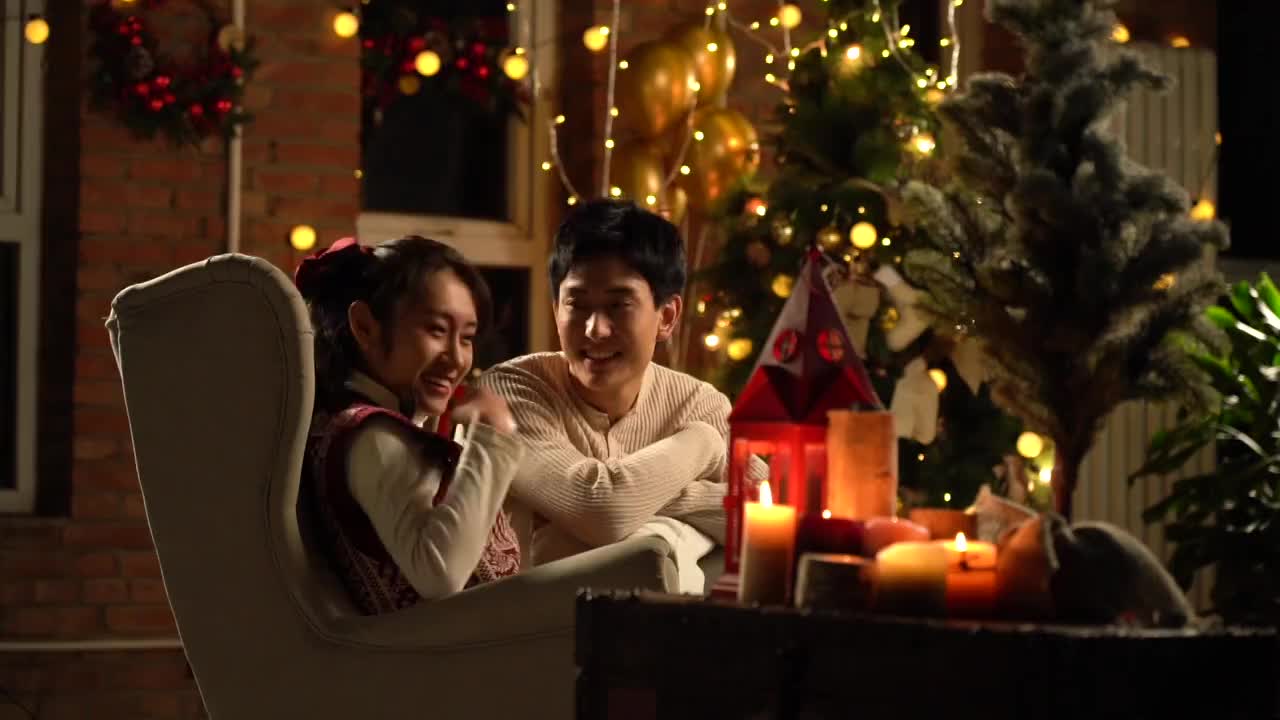 幸福快乐的年轻情侣在家聊天视频下载