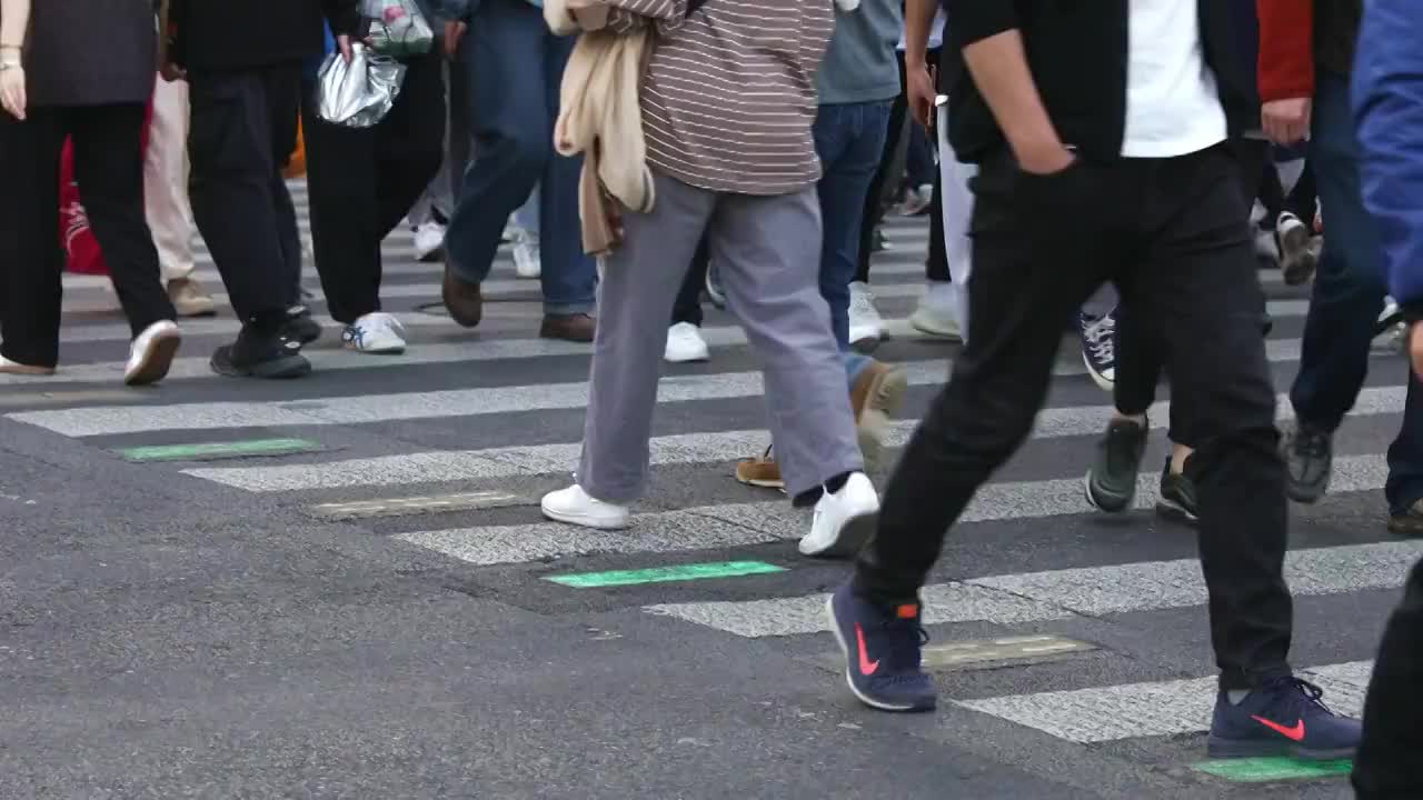穿越城市街道人行横道的人流人群脚步视频素材