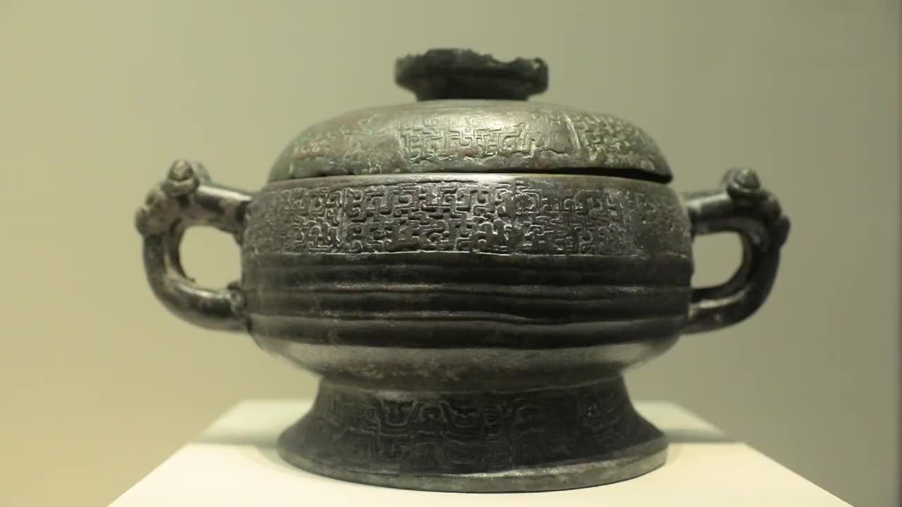 中国国家博物馆秦公青铜簋视频素材