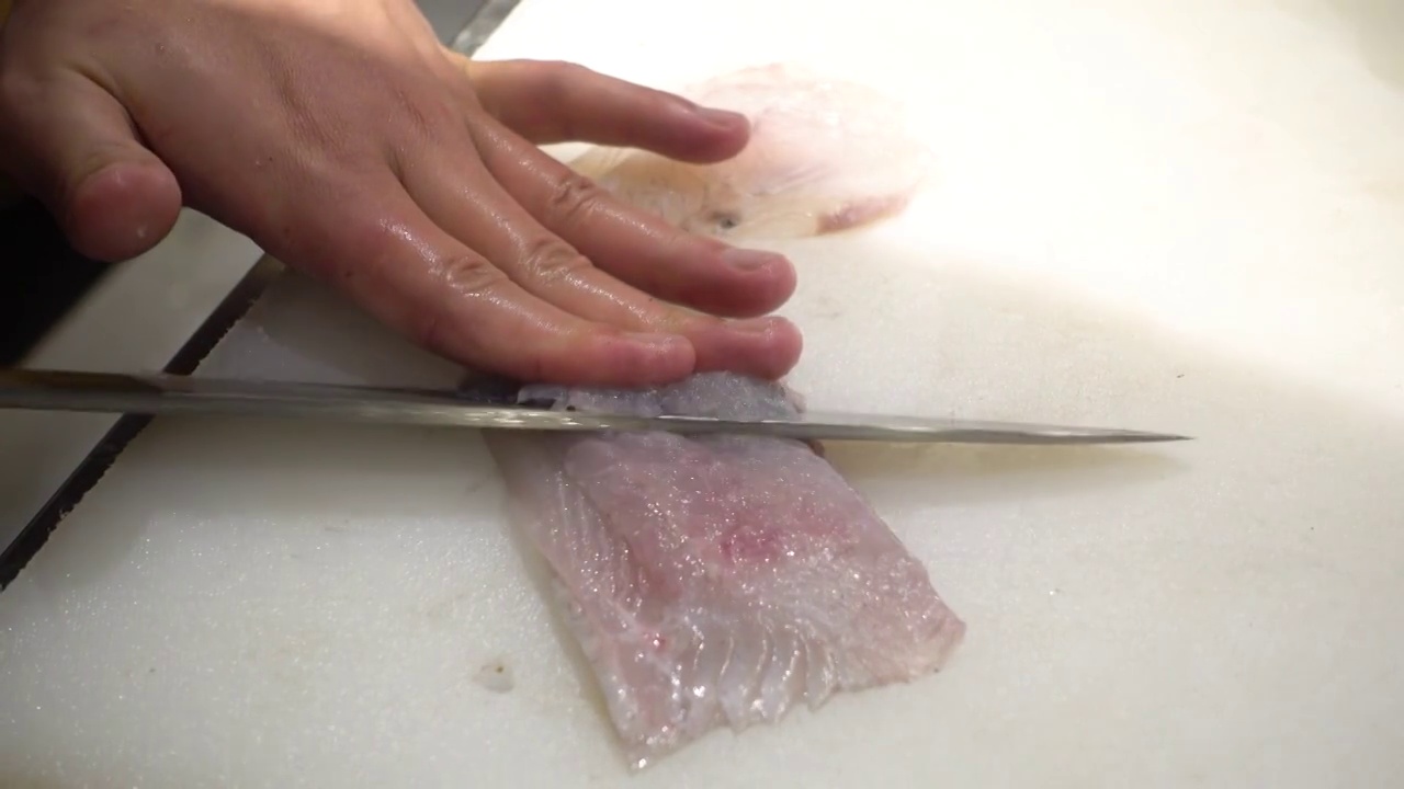日本料理厨师制作多宝鱼刺身视频购买