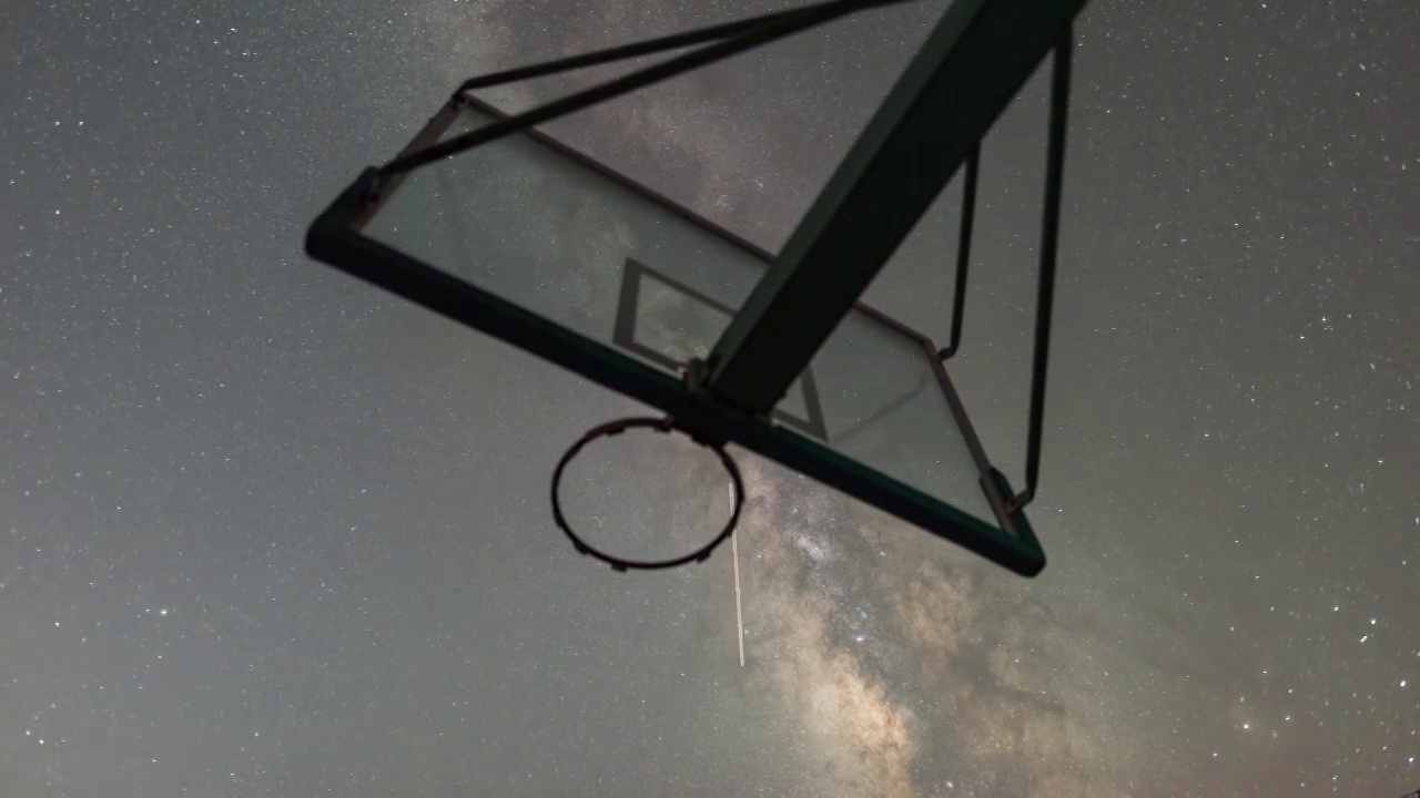 夜景篮球框星空倾斜银河视频下载