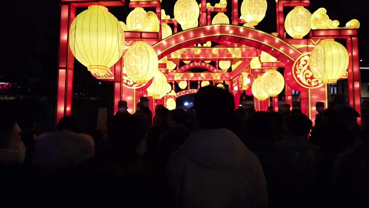 春节元宵佳节市民在夫子庙秦淮河景区逛灯会视频素材