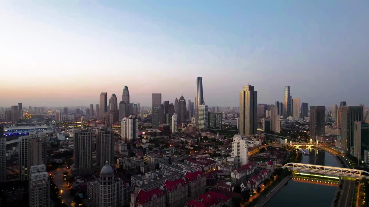 中国天津海河金汤桥奥式风情区和城市天际线夜景航拍视频下载