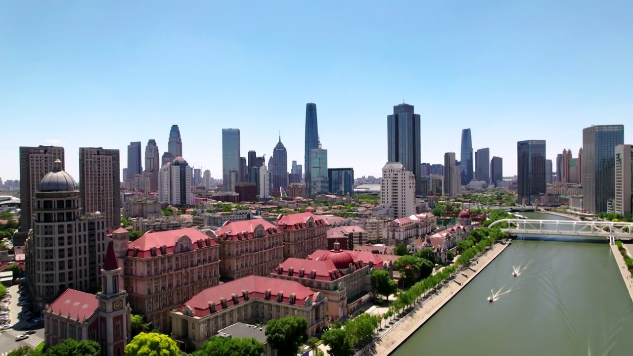 中国天津海河上的游艇和奥式风情区城市天际线航拍视频下载