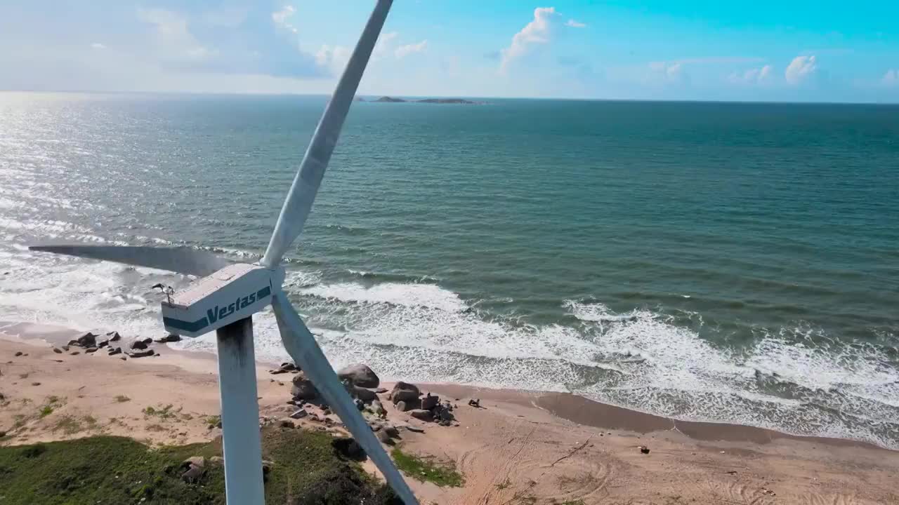海边沙滩上的风力发电机视频素材