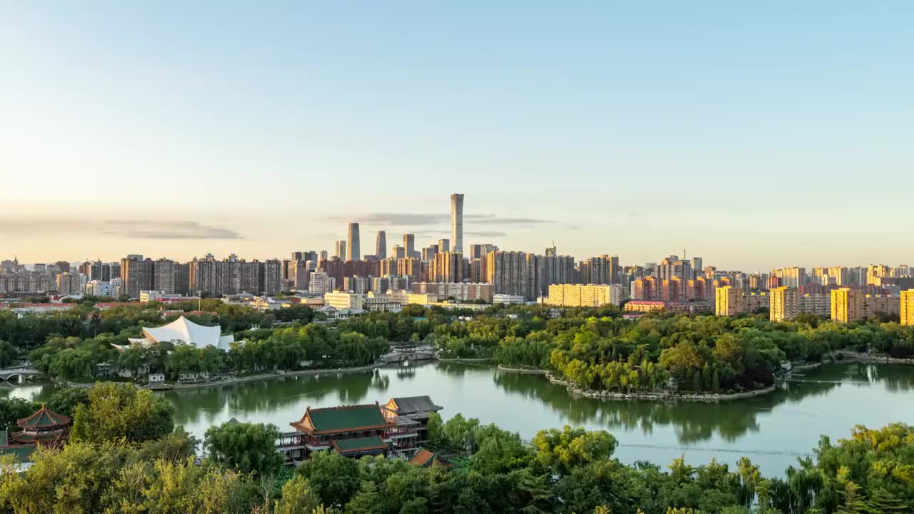 北京龙潭湖公园与CBD商业区同框延时摄影视频素材