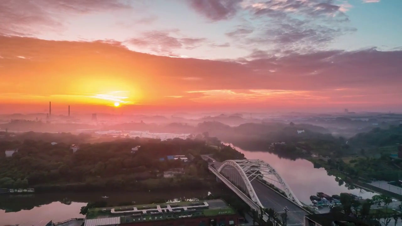 中国灯城自贡彩虹桥清晨日出，晨雾中阳光光芒四射!视频素材