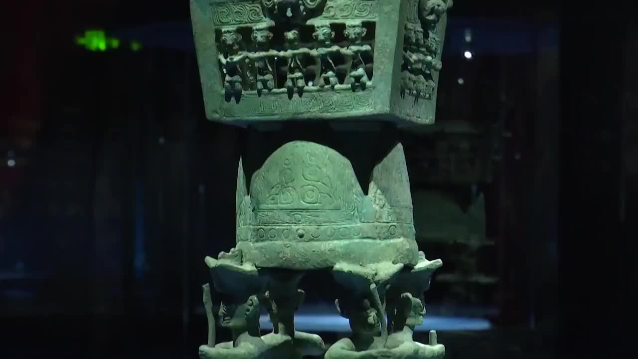 四川省成都市博物馆展出的青铜器视频素材