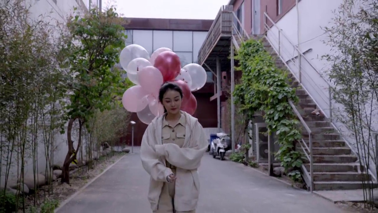 快樂的年輕女孩拿著氣球視頻素材