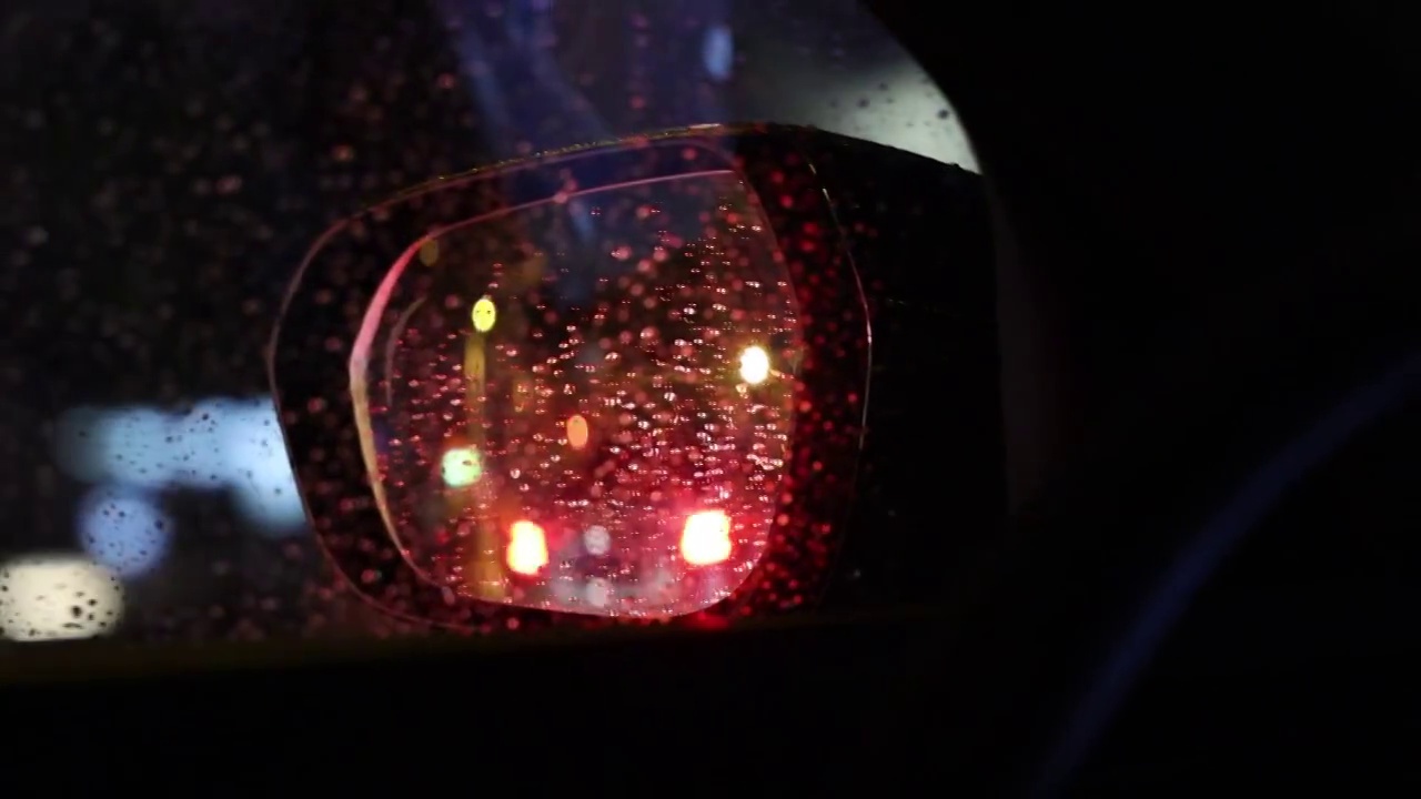 行驶在雨夜视频下载