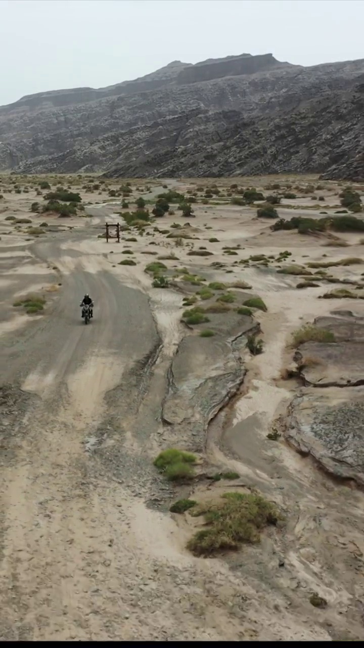 航拍新疆戈壁滩上骑摩托视频下载