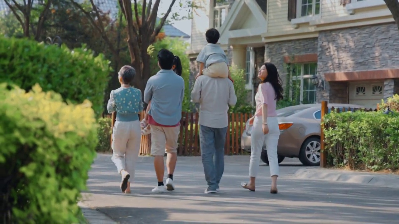 幸福六口之家在小区内散步的背影视频下载
