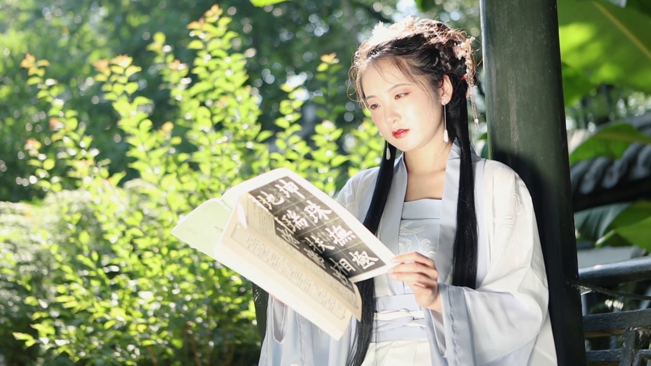 中國美女穿著漢服拿著古典書籍書籍肖像視頻素材