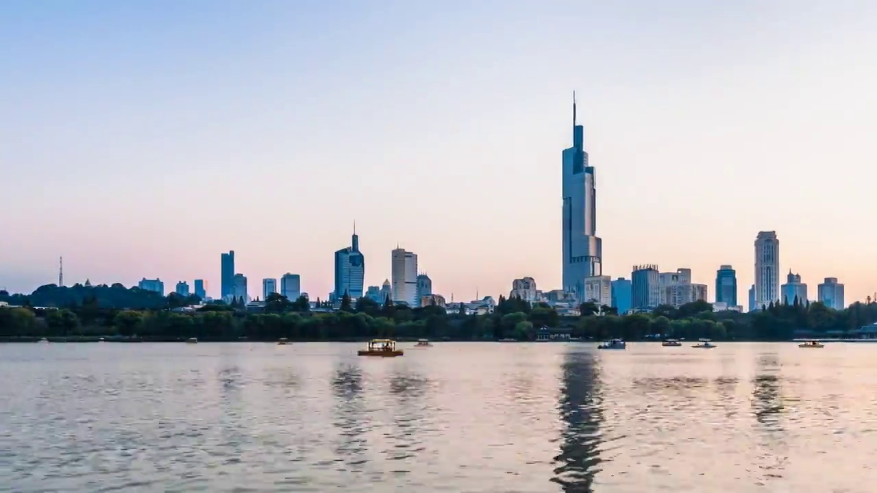 中国江苏南京玄武湖游船和紫峰大厦城市天际线延时摄影夜景视频素材