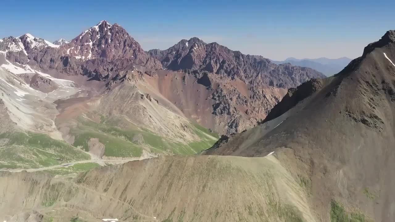 新疆旅游航拍高山草原雪山视频视频下载