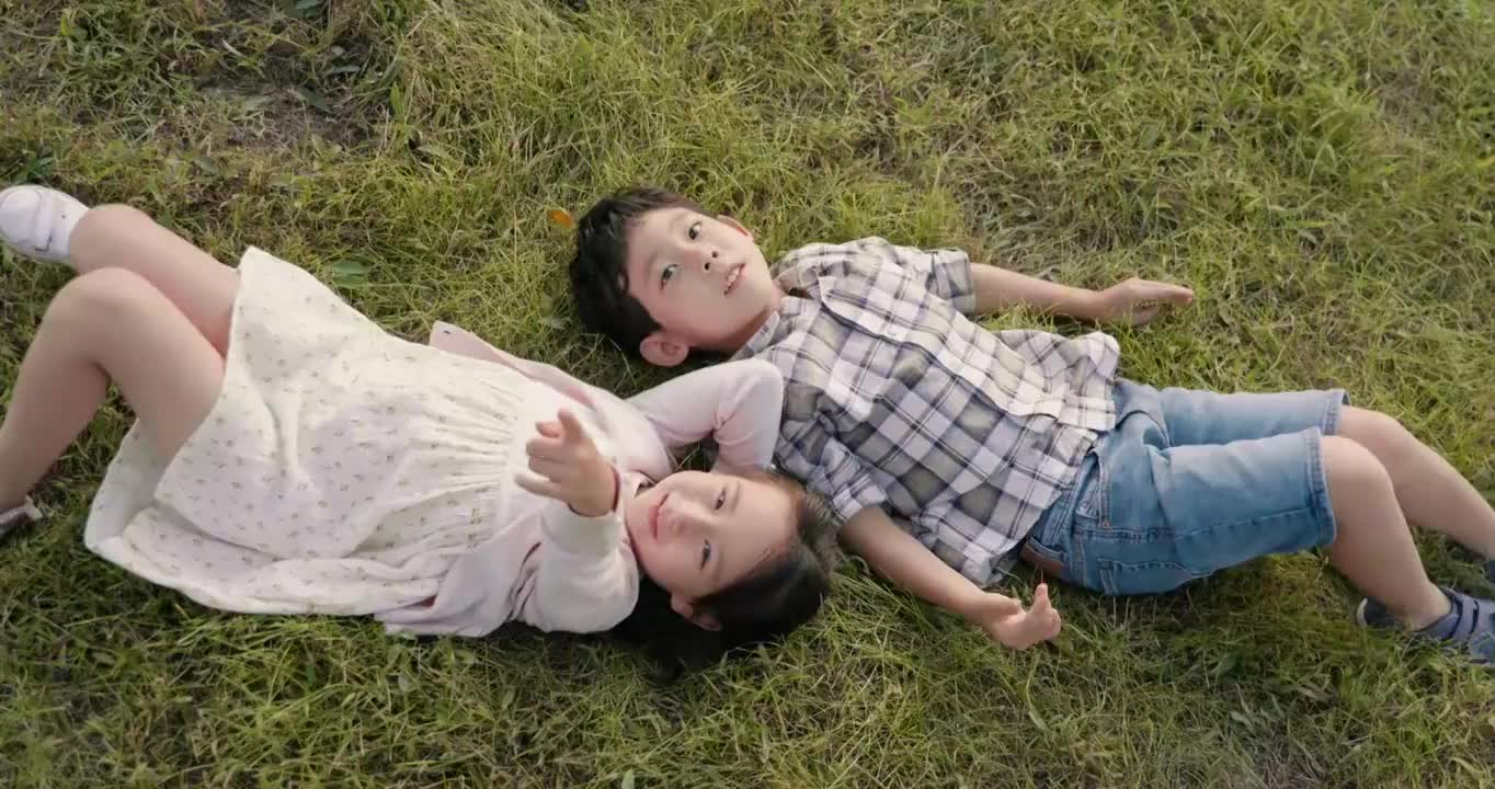 快樂的兒童躺在草地上視頻購買