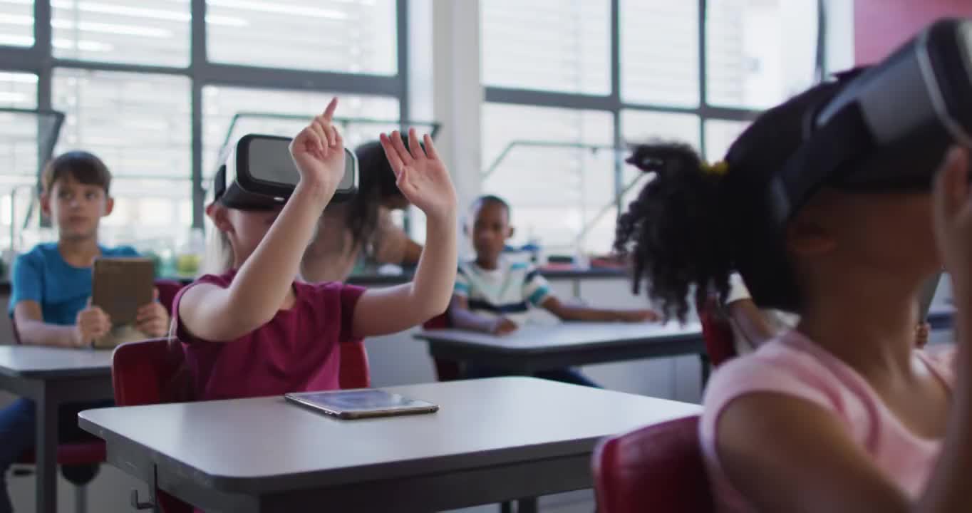 不同的学生坐在教室里戴着并使用虚拟现实眼镜视频素材