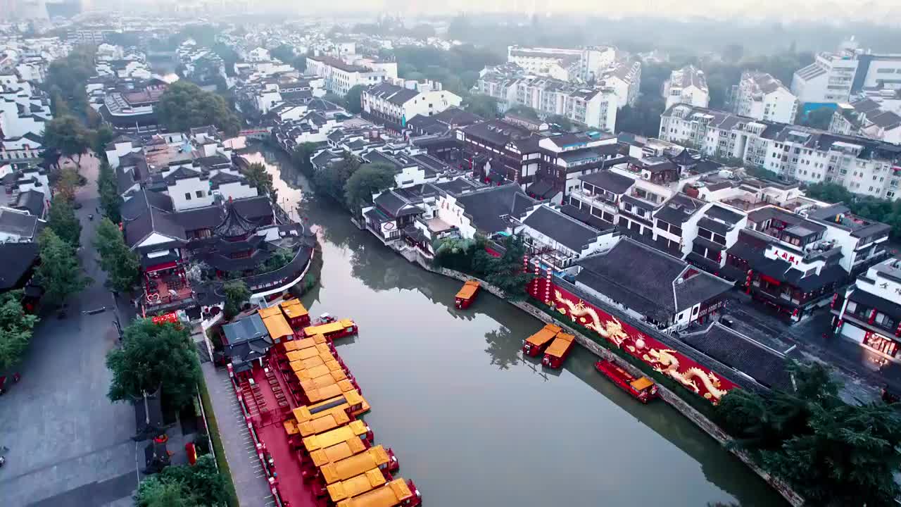 中國江蘇南京秦淮河上清晨航拍視頻素材