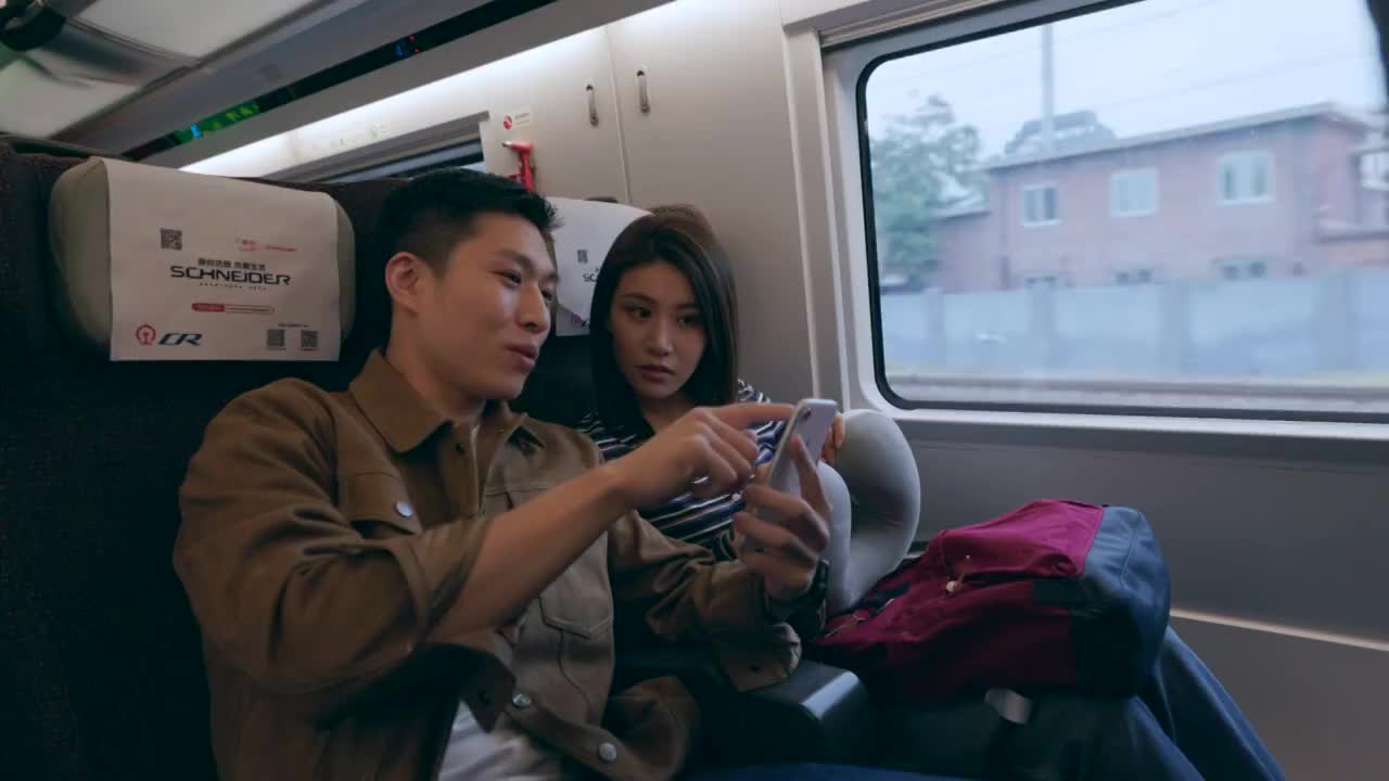 高鐵車廂內幸福的年輕伴侶視頻素材