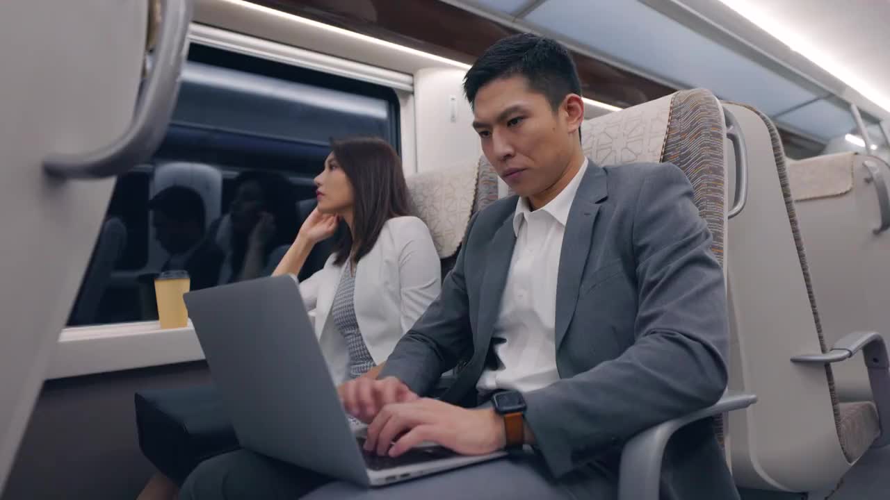商務人士在高鐵上使用筆記本電腦視頻素材