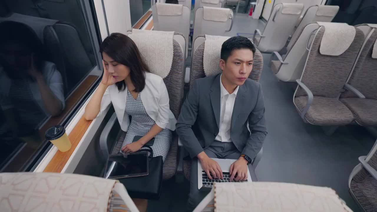 商務人士在高鐵上使用筆記本電腦視頻素材
