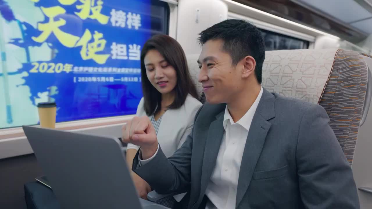 成功商務人士在高鐵上使用筆記本電腦視頻素材