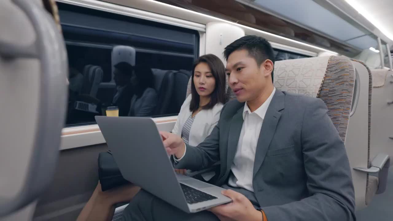 成功商務人士在高鐵上使用筆記本電腦視頻素材