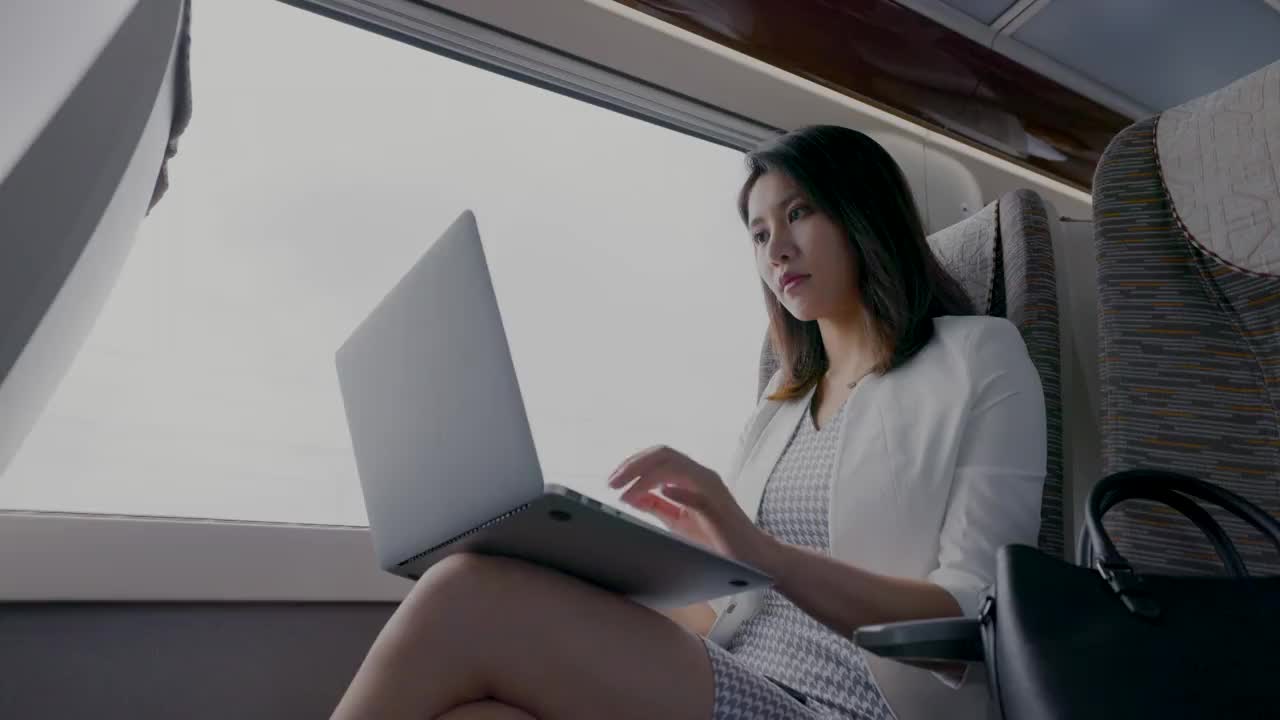 年輕商務女士在高鐵上使用筆記本電腦視頻素材