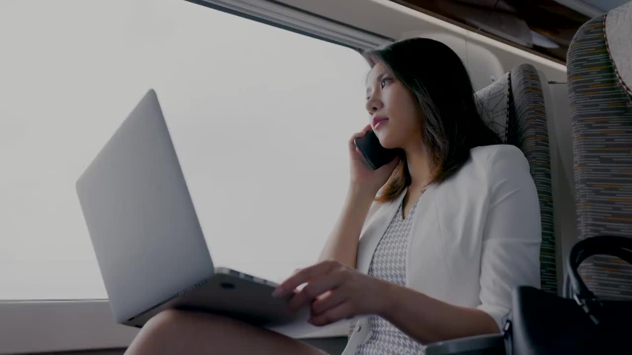 年輕商務女士在高鐵上使用筆記本電腦視頻素材