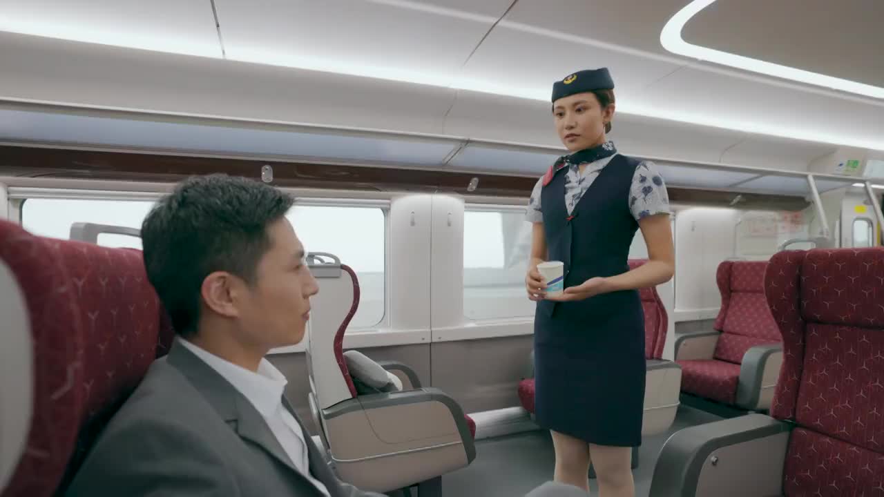 乘務員對乘客貼心服務視頻素材