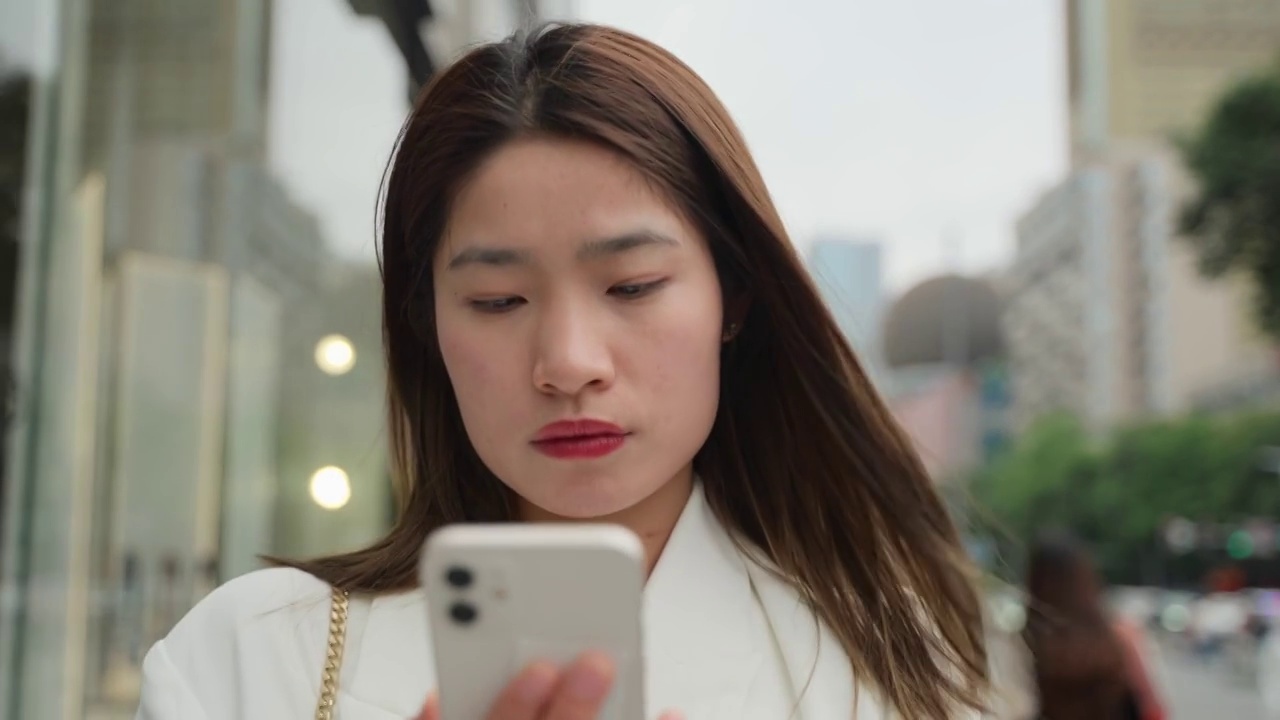 亚洲女商人使用手机视频素材