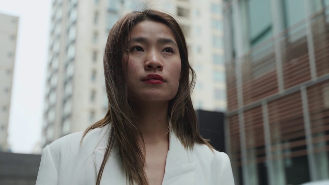 亚洲女商人肖像在城市视频素材