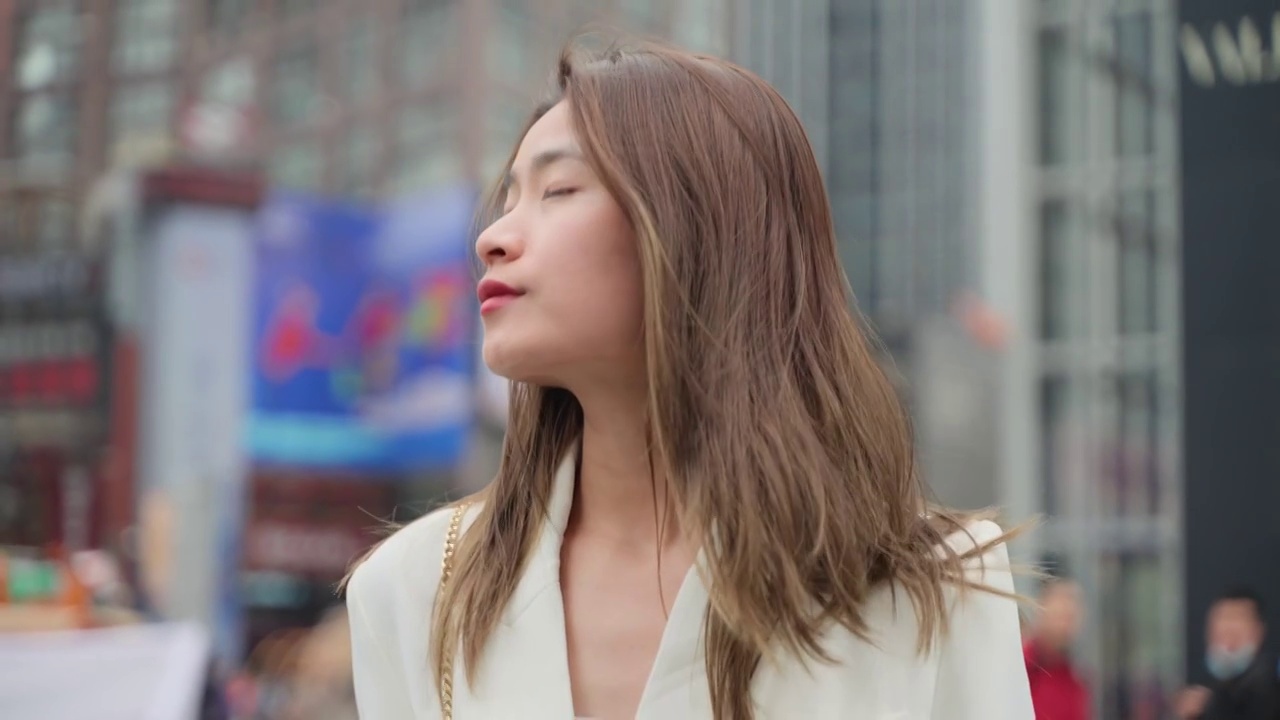 迷人的亚洲女商人走在城市视频素材